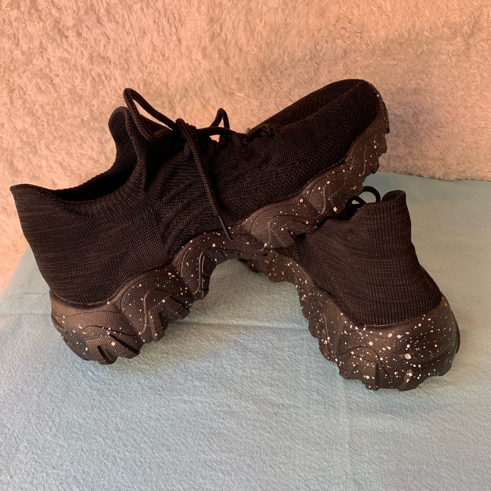 New black tennis shoes, size 8 very comfortable. I needed a different size.